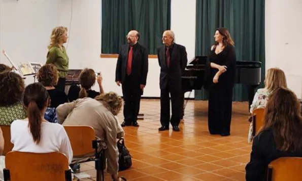 Il Duo di Perugia (Giuseppe Pelli e Patrizio Scarponi) con la soprano Chiara Giudice salutati da Paola Siravo Dirigente scolastica dell'Istituto Comprensivo Foligno 1.