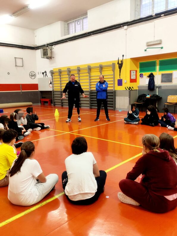 Nella palestra della Scuola Media Piermarini: le classi partecipano all'incontro con l'atleta paralimpico Antonio Acciarino.